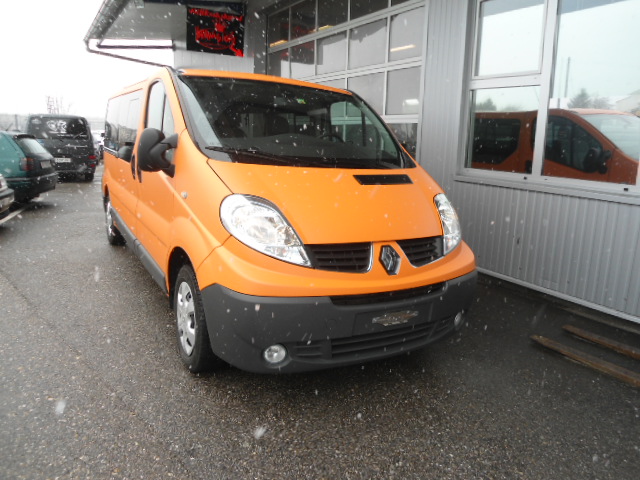 Renault Trafic in Orange matt.