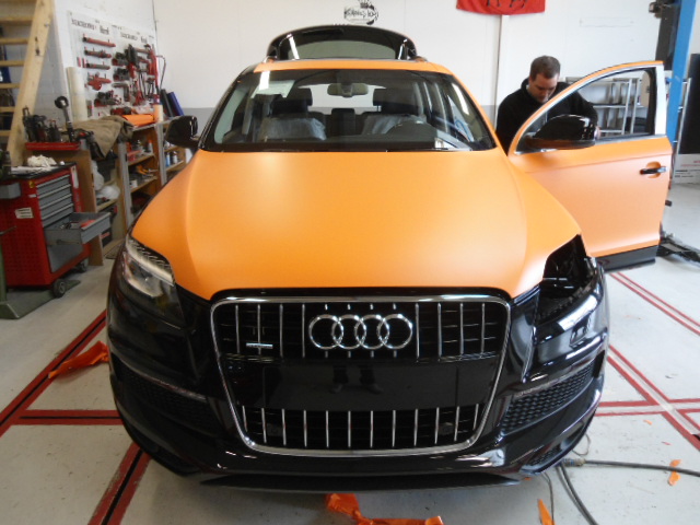Audi Q7 von Schwarz zu Orange matt.